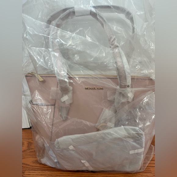 Authentic Michael Kors Tote - Picture 2 of 9